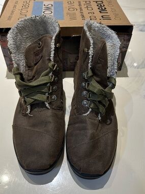 TOMS Men's Brown Canvas Boots with White Sherpa Lining and Olive Laces